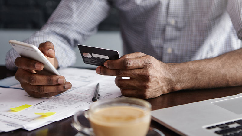 carta di credito e smartphone